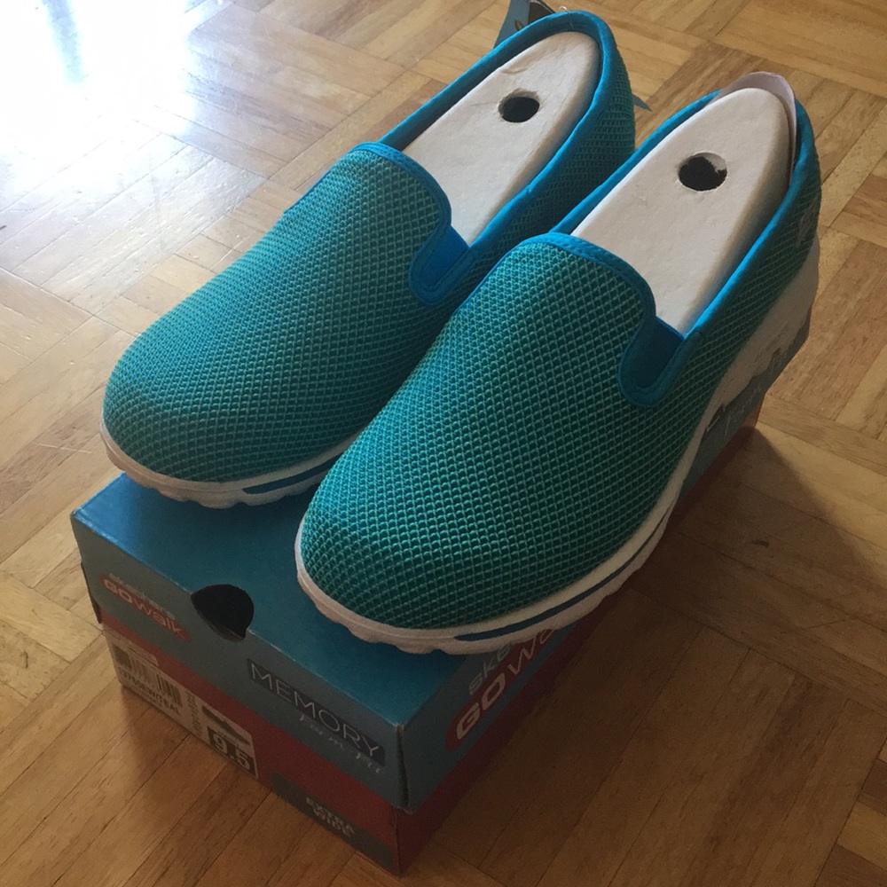 BRAND NEW Sketchers Go Walk Sneakers EXTRA WIDE
